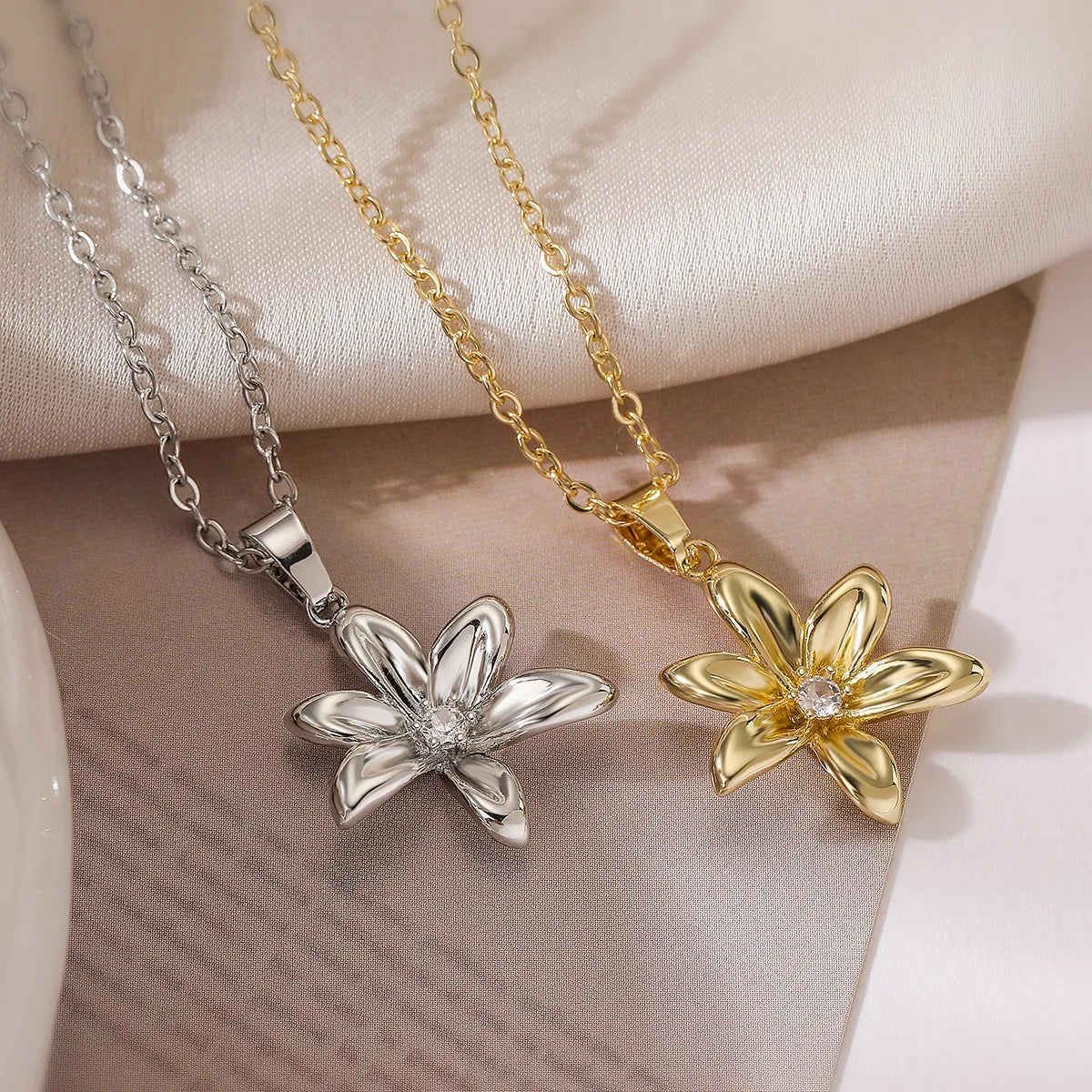 Necklaces Length Options-Copper 18K Gold Plated French Style Commute Inlay Flower Zircon Pendant Necklace