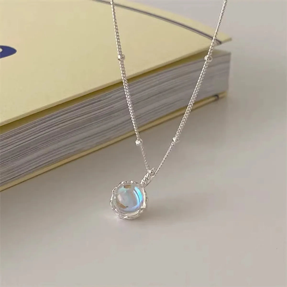 Necklaces For Chain Links-Simple Style Round Sterling Silver Inlay Moonstone Pendant Necklace