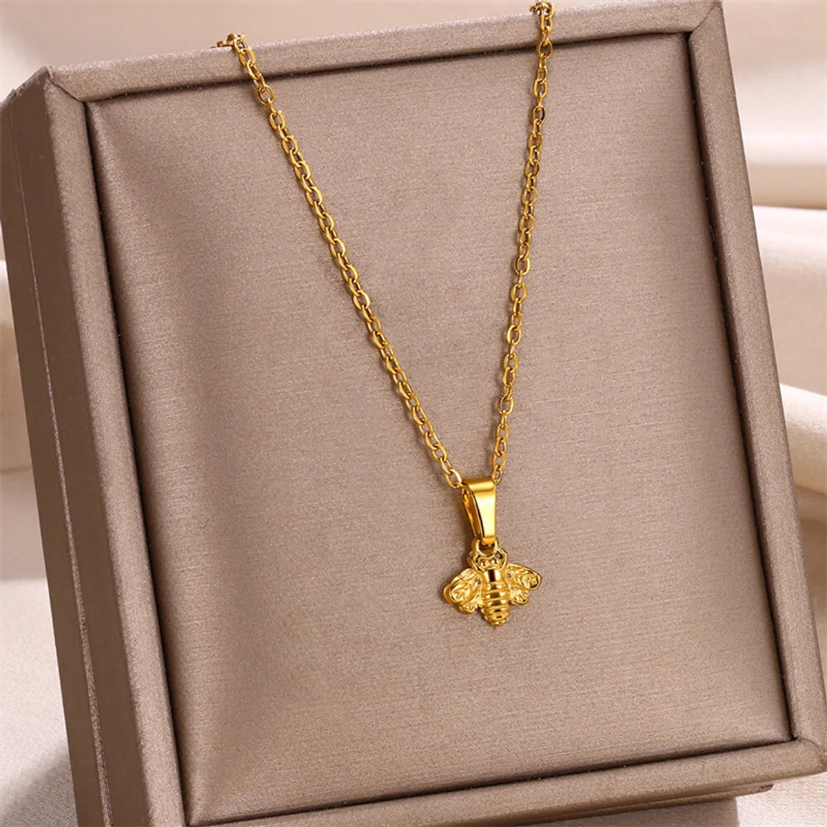 Necklaces Style Chart-304 Stainless Steel 18K Gold Plated Simple Style Classic Style Plating Bee Pendant Necklace