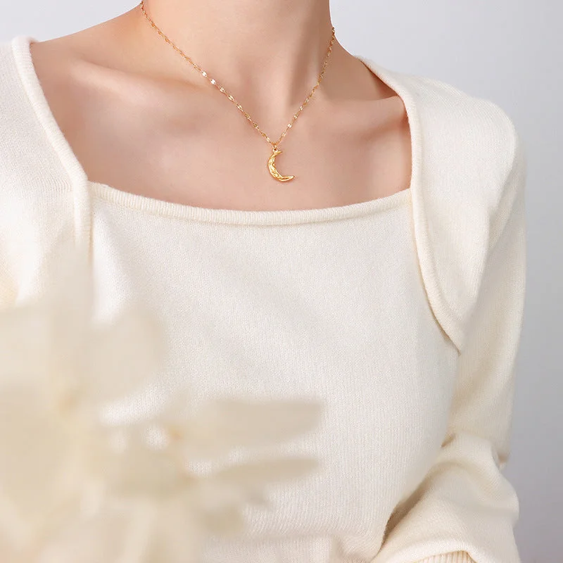 P756 Gold Crescent Moon Pendant Necklace